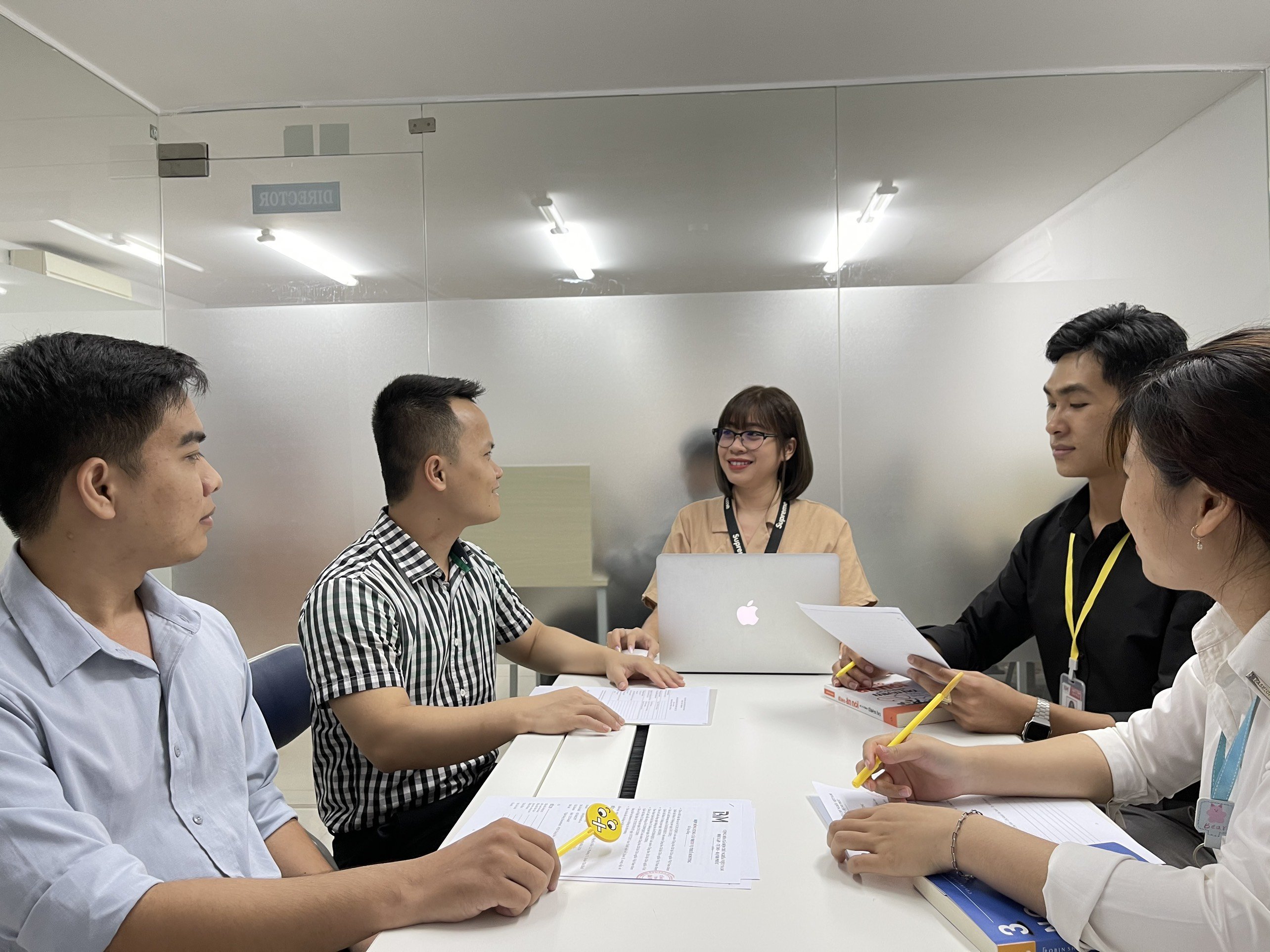 Họp Nhóm Kinh Doanh Hàng Tuần Tại Công Ty